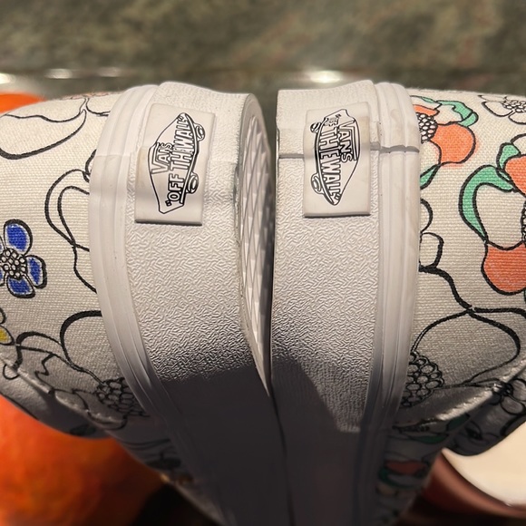 Vans Flower Design Beautiful sneakers size 12. NWOT - Picture 8 of 12